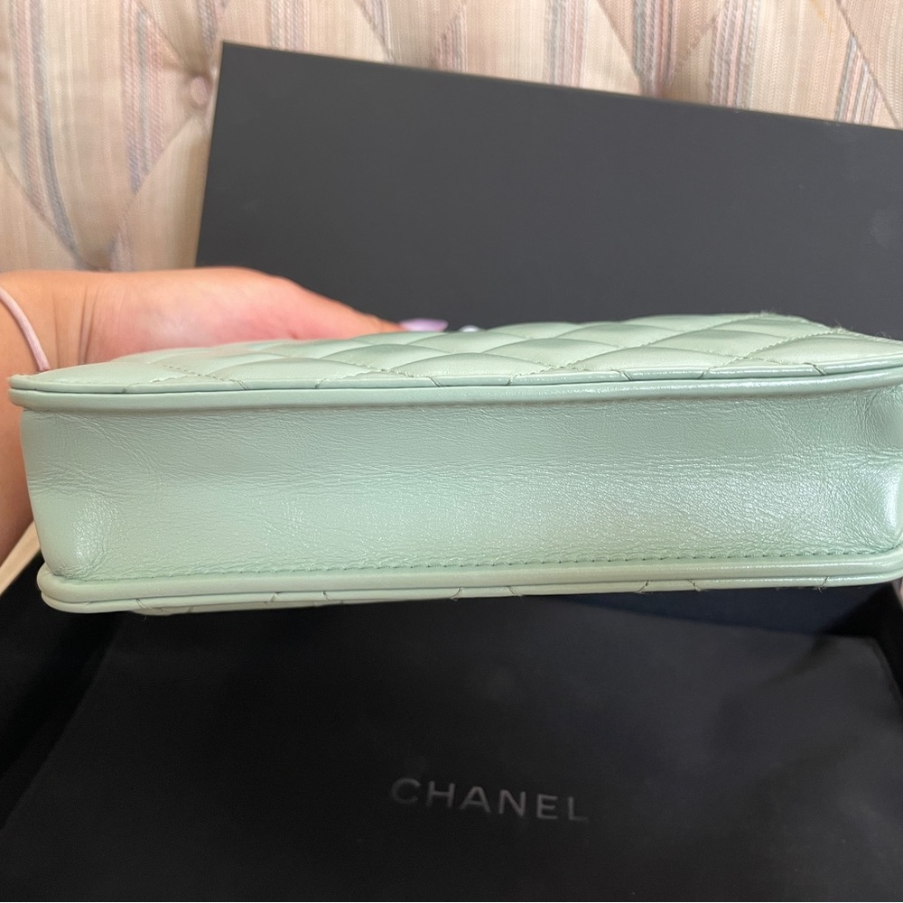 CHANEL Green Quilted Crossbody Bag with Gold Hardware - Picture 4 of 9